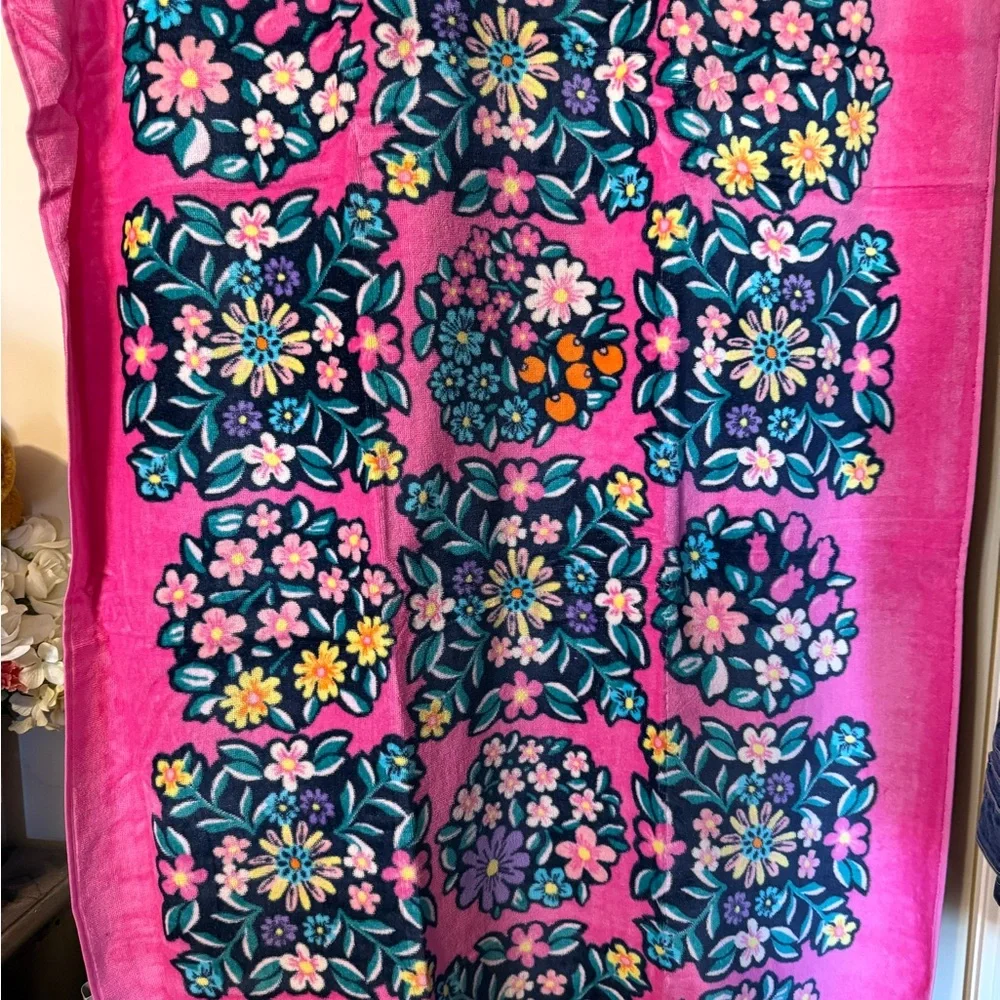 NWT Vera Bradley Kaleidoscope Rosettes Beach Towel Rare! 33” X 66”